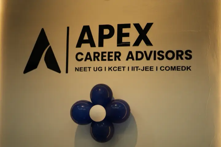 ಕಚೇರಿ ಗೋಡೆಯ ಮೇಲಿನ Apex Career Advisors ಲೋಗೋ.