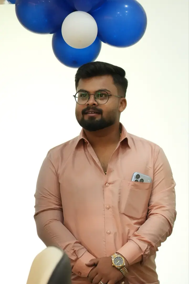 ಉದ್ಘಾಟನೆಯ ದಿನ ಕಚೇರಿಯಲ್ಲಿ.