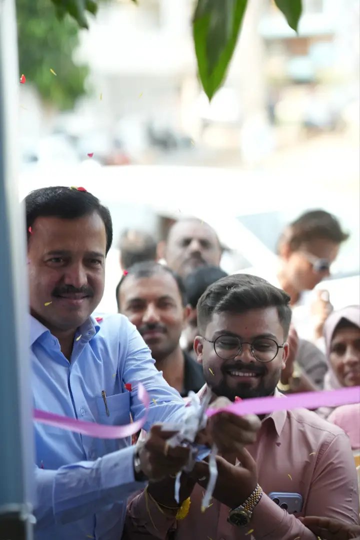 ಕಚೇರಿ ಬಾಗಿಲಲ್ಲಿ ರಿಬ್ಬನ್ ಕತ್ತರಿಸುವ ಕ್ಷಣ.