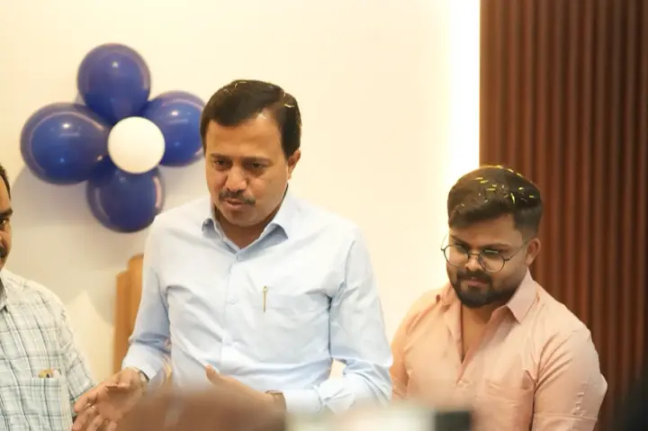 Apex ಫಲಕದ ಮುಂದೆ ಅತಿಥಿಗಳು ಮತ್ತು Apex ತಂಡ.