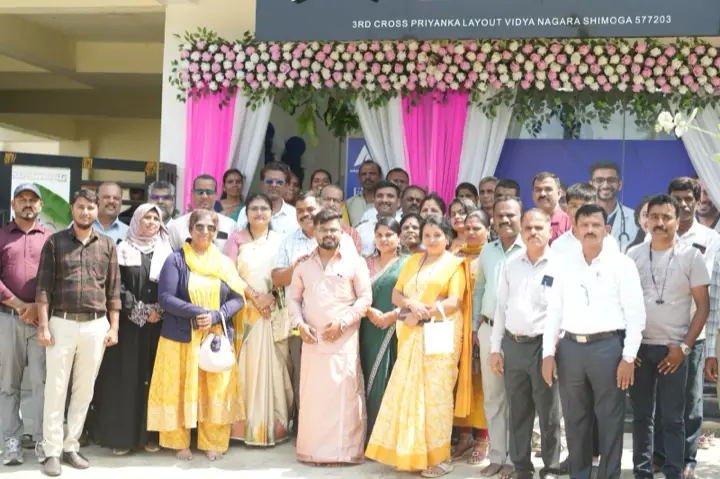 ಕಚೇರಿ ಪ್ರವೇಶದಲ್ಲಿ ಶಿಕ್ಷಕರು, ಪೋಷಕರು, ಹಿತೈಷಿಗಳು ಮತ್ತು Apex ತಂಡದ ಗುಂಪು ಫೋಟೋ.