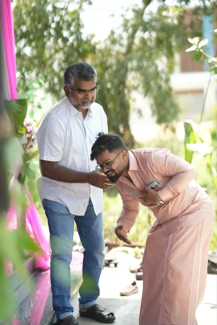 ಕಚೇರಿಯ ಹೊರಗೆ ಅತಿಥಿಗಳಿಗೆ ಸ್ವಾಗತ.