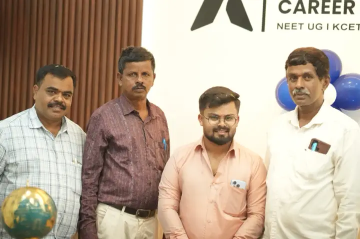 Apex ಫಲಕದ ಮುಂದೆ ಅತಿಥಿಗಳು ಮತ್ತು Apex ತಂಡ.