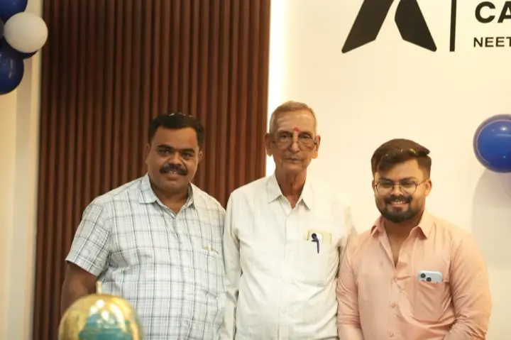Apex ಫಲಕದ ಮುಂದೆ ಅತಿಥಿಗಳು ಮತ್ತು Apex ತಂಡ.