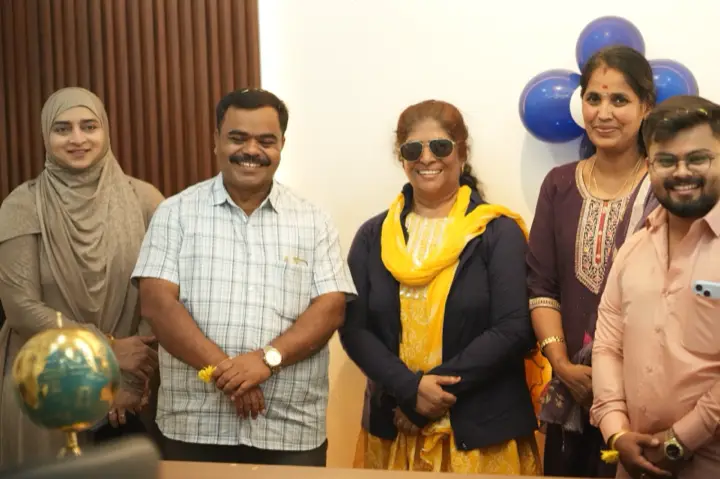 Apex ಫಲಕದ ಮುಂದೆ ಅತಿಥಿಗಳು ಮತ್ತು Apex ತಂಡ.