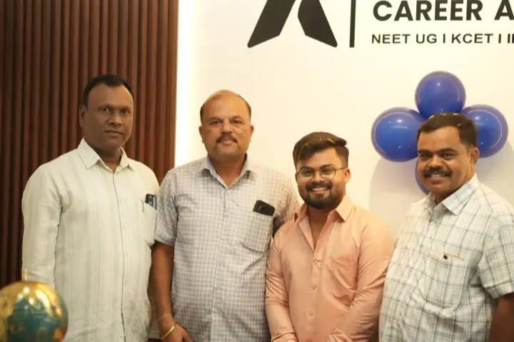 Apex ಫಲಕದ ಮುಂದೆ ಅತಿಥಿಗಳು ಮತ್ತು Apex ತಂಡ.