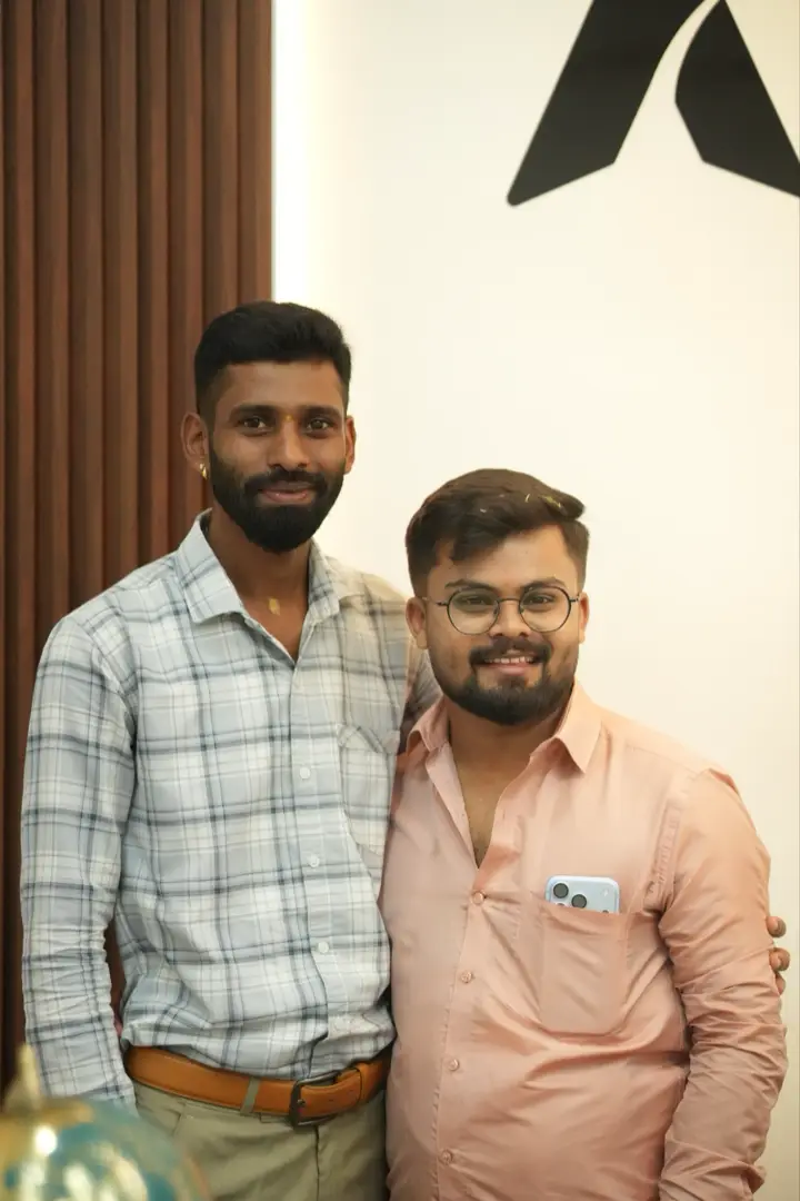 Apex ಫಲಕದ ಮುಂದೆ ಅತಿಥಿಗಳು ಮತ್ತು Apex ತಂಡ.