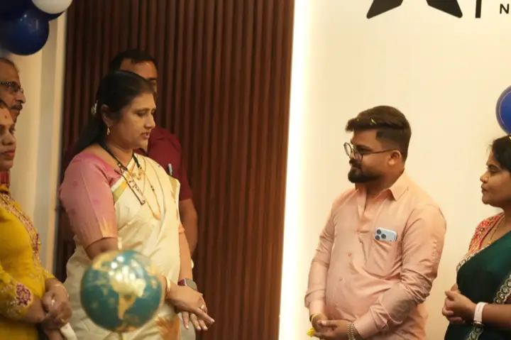 ಅತಿಥಿಗಳೊಂದಿಗೆ Apex ತಂಡದ ಮಾತುಕತೆ.