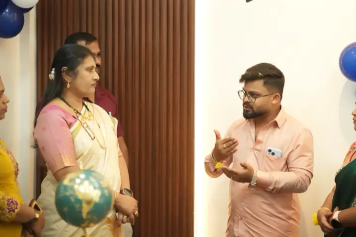 ಅತಿಥಿಗಳೊಂದಿಗೆ Apex ತಂಡದ ಮಾತುಕತೆ.