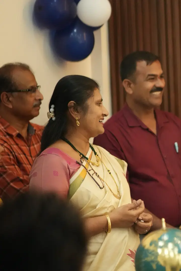 ಅತಿಥಿಗಳೊಂದಿಗೆ Apex ತಂಡದ ಮಾತುಕತೆ.