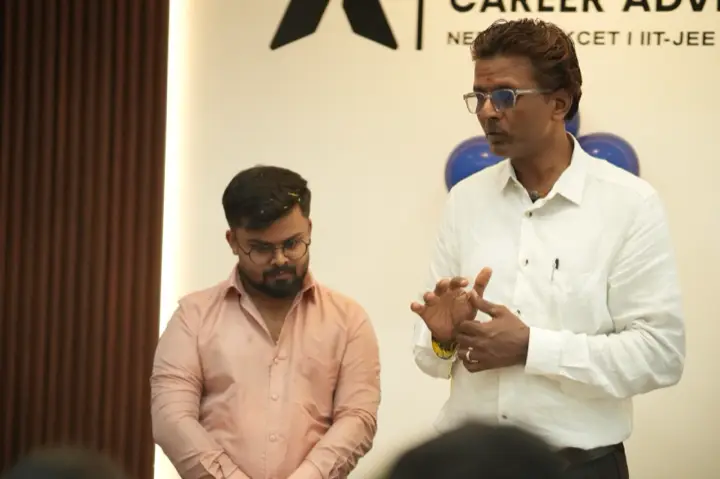 ಅತಿಥಿಗಳೊಂದಿಗೆ Apex ತಂಡದ ಮಾತುಕತೆ.