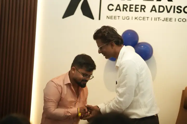 ಅತಿಥಿಗಳೊಂದಿಗೆ Apex ತಂಡದ ಮಾತುಕತೆ.