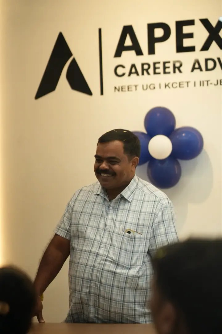 ಉದ್ಘಾಟನೆಯ ದಿನ ಕಚೇರಿಯಲ್ಲಿ.
