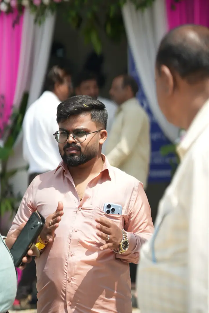 ಉದ್ಘಾಟನೆಯ ದಿನ ಕಚೇರಿಯಲ್ಲಿ.