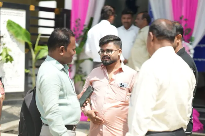 ಅತಿಥಿಗಳೊಂದಿಗೆ Apex ತಂಡದ ಮಾತುಕತೆ.