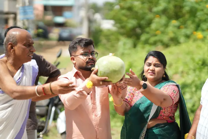 ಉದ್ಘಾಟನೆಯ ಪೂಜೆ: ಕಚೇರಿ ತೆರೆಯುವ ಮೊದಲು ಬೂದುಗುಂಬಳಕಾಯಿ ಅರ್ಪಣೆ.